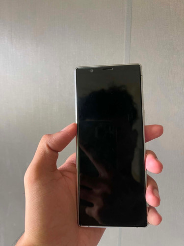 Sony Xperia 5 64g  55$  នៅស្អាតទាំងអស់ទាស់តែបាត់ស្គែនដៃតែអាចធ្វើបាន