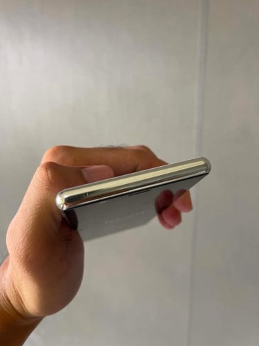 Sony Xperia 5 64g  55$  នៅស្អាតទាំងអស់ទាស់តែបាត់ស្គែនដៃតែអាចធ្វើបាន