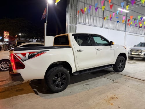 Toyota Hilux Revo V Edition 025 ធានាឡានថ្មីហ្សុីនមួយជុំ