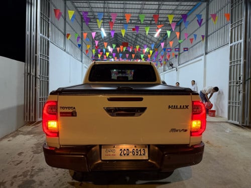 Toyota Hilux Revo V Edition 025 ធានាឡានថ្មីហ្សុីនមួយជុំ
