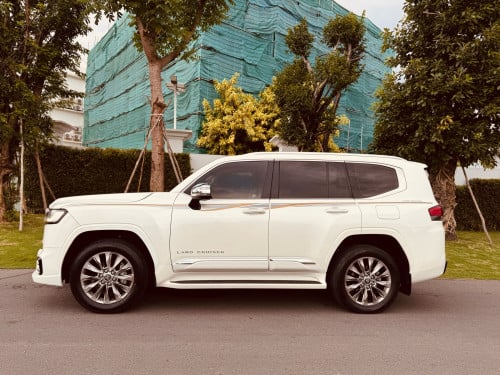 Toyota Land Cruiser VXR 2023