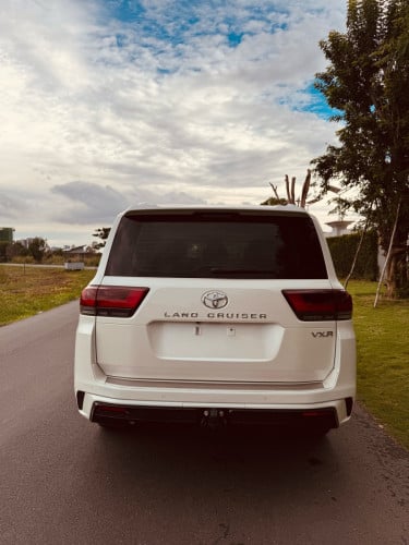 Toyota Land Cruiser VXR 2023
