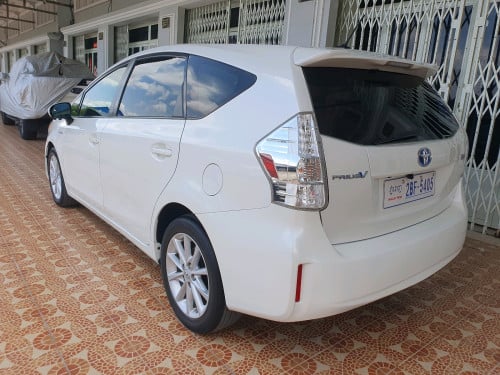 Toyota prius V Option 5 ប្រភេទឡានស្អាត