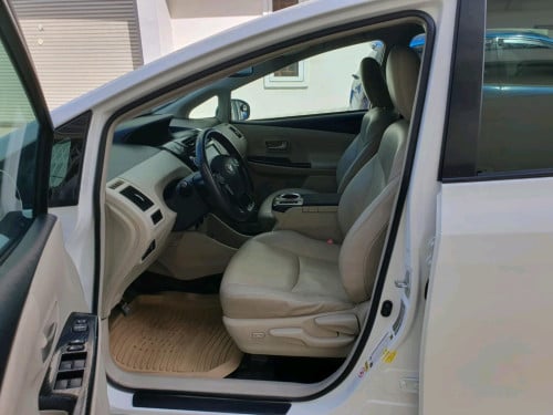 Toyota prius V Option 5 ប្រភេទឡានស្អាត