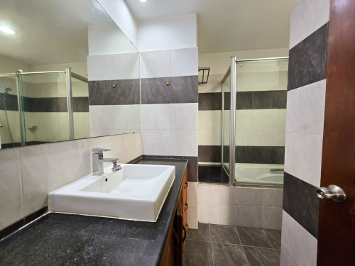 WHOLE COMMERCIAL BUILDING FOR RENT/SALE IN PHSAR DUEM THKOV
