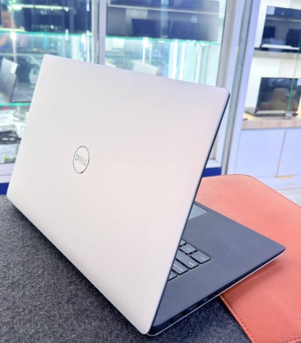 XPS 15 9570/i7-8th/16GB/M.2 512GB/15.6”(FHD)/KB Light
