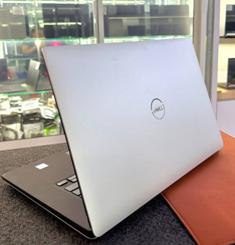XPS 15 9570/i7-8th/16GB/M.2 512GB/15.6”(FHD)/KB Light