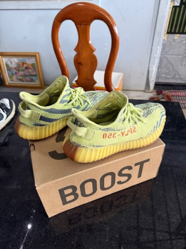 Yeezy original size 42  condition 90%