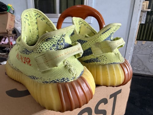 Yeezy original size 42  condition 90%