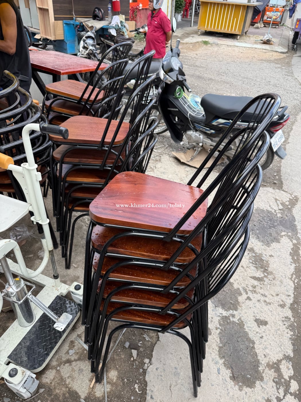 អីវ៉ាន់បើកហាងអស់លុយតិច