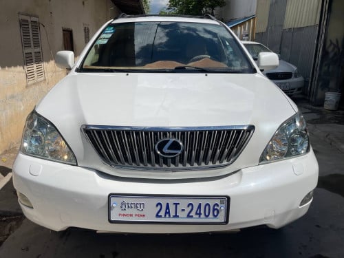 ឡាន​ថ្មី​មិនប៉ះមិនបុកទឹកថ្នាំស្រុីនជិតមួយជុំ​ ម្ចាស់​ដេីមបាត់ថ្មី