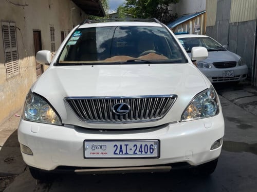 ឡាន​ថ្មី​មិនប៉ះមិនបុកទឹកថ្នាំស្រុីនជិតមួយជុំ​ ម្ចាស់​ដេីមបាត់ថ្មី