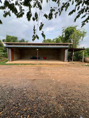 ដីផ្ទះលក់នឹងតូបមុខផ្ទះ