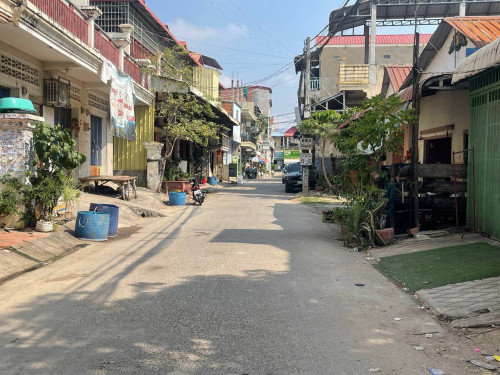 ផ្ទះអាជីវកម្មដាក់លក់ (ក្បែរផ្សារតាំងកសាង)