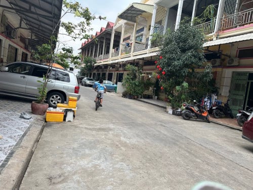 ផ្ទះលក់បន្ទាន់ (ក្រោយផ្សារចំការដូង)