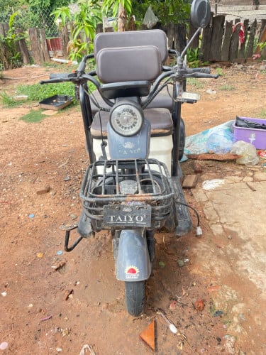 ម៉ូតូកង់បីលក់ធូៗអត់អ្នកប្រើចង់លក់វិញ