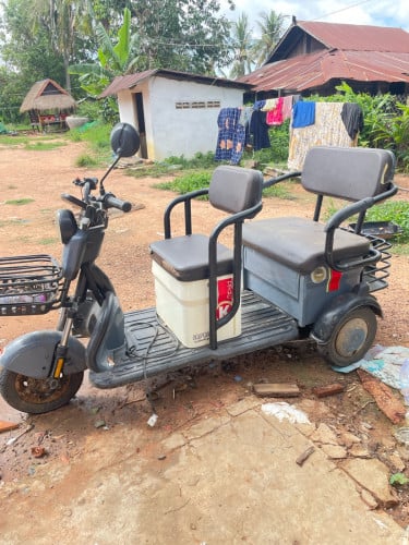 ម៉ូតូកង់បីលក់ធូៗអត់អ្នកប្រើចង់លក់វិញ