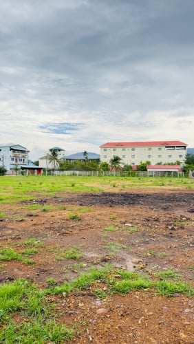 ដីអាជីវកម្ម​ ជាប់​ដងព្រែក​ ចំកណ្ដាល​ក្រុង​កំពត​