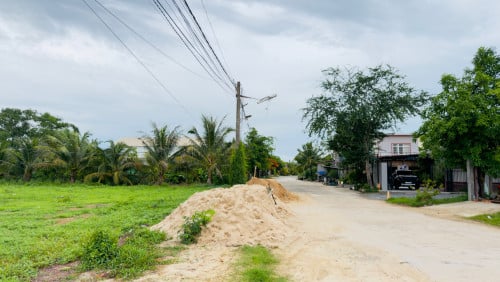 ដីអាជីវកម្ម​ ជាប់​ដងព្រែក​ ចំកណ្ដាល​ក្រុង​កំពត​