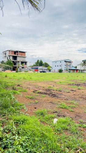 ដីអាជីវកម្ម​ ជាប់​ដងព្រែក​ ចំកណ្ដាល​ក្រុង​កំពត​