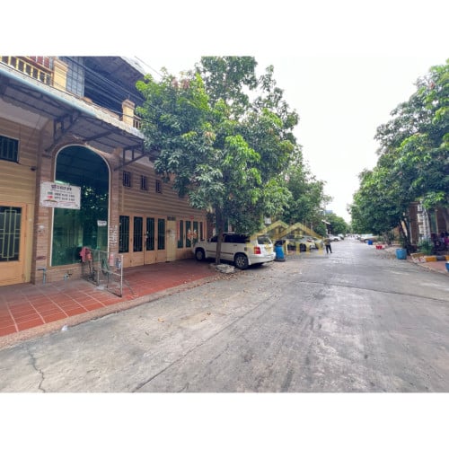 ផ្ទះលក់ ទីតាំងក្នុងបុរី លីមឈាងហាក់ (ចំការដូង)