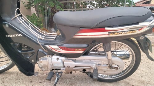 ម៉ូតូលក់មានកាតគក្រីតាន់សានុំអត់ទាន់ប៉ះសេា