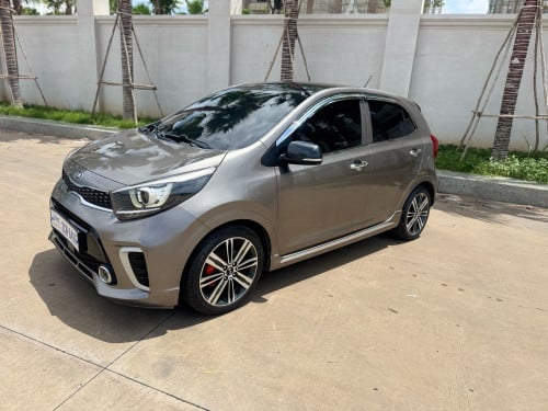 សូមបញ្ជាក់ ឡាននេះខ្ញុំបាទទំលាក់មកកូរ៉េជិះផ្ទល់ខ្លួនអែង ឡានតុបតែងហេីយស្អាត់ តំលៃចចារបាន