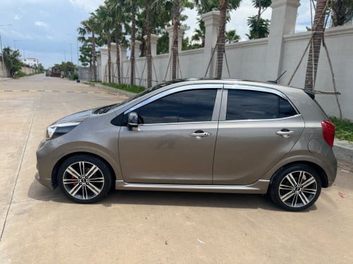 សូមបញ្ជាក់ ឡាននេះខ្ញុំបាទទំលាក់មកកូរ៉េជិះផ្ទល់ខ្លួនអែង ឡានតុបតែងហេីយស្អាត់ តំលៃចចារបាន
