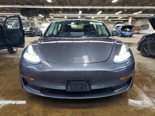 Tesla 3. 2022 សាង 18600$
