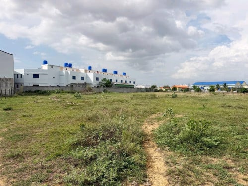 ទិញផ្ទះអាជីវកម្ម2ល្វែងទល់មុខបុរីលើផ្លូវចេញ-ចូលធំថែមដី2846m²