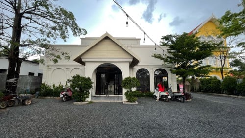 ប៊ូទិកជាប់ព្រែកមានចំណូលស្រាប់3500$