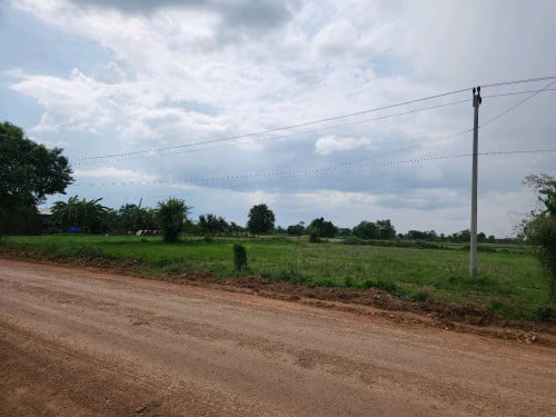 ដីអាជីវកម្មទំហំ4.1ហតនៅជ្រៃចុះពីហៃវេផ្លូវទៅកំពីងពួយប្រហែល3គល