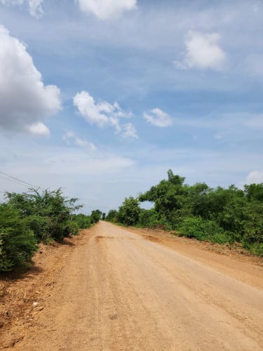 ដីអាជីវកម្មទំហំ4.1ហតនៅជ្រៃចុះពីហៃវេផ្លូវទៅកំពីងពួយប្រហែល3គល