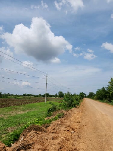 ដីអាជីវកម្មទំហំ4.1ហតនៅជ្រៃចុះពីហៃវេផ្លូវទៅកំពីងពួយប្រហែល3គល