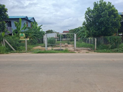 ដីលក់ក្រុងអរិយក្សត្រ ចម្ងាយ400ម៉ែត្រ ពីសាលាក្រុងអរិយក្សត្រ លើផ្លូវបេតុង15ម៉ែត្រ ទំហំដី12,80×25