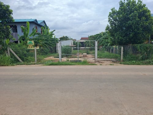 ដីលក់ក្រុងអរិយក្សត្រ ចម្ងាយ400ម៉ែត្រ ពីសាលាក្រុងអរិយក្សត្រ លើផ្លូវបេតុង15ម៉ែត្រ ទំហំដី12,80×25