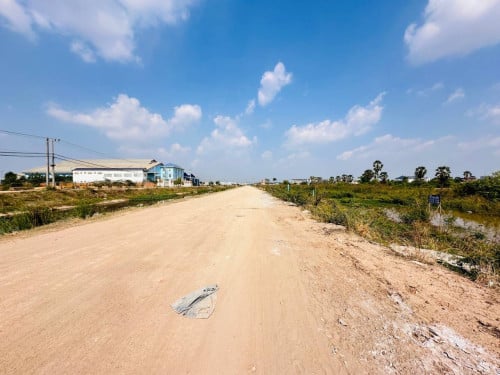 ដីលក់បន្ទាន់ ខ្នាត់សង់ឃ្លាំង ផ្លូវប្រឡាយ 50 ម៉ែត្រ ចុះពីផ្លូវ50 (100ម) ផ្លូវក្រវ៉ាតក្រុងធំ