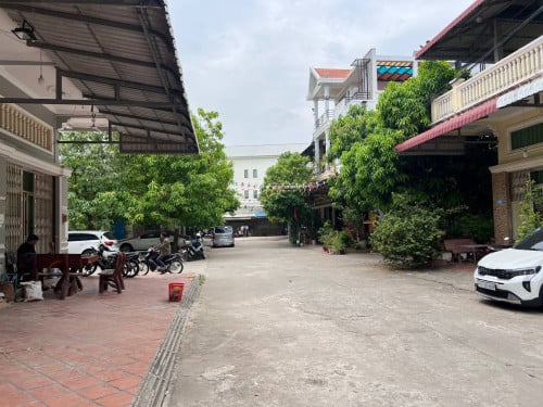ផ្ទះល្វែងកែងដាក់លក់ (ក្រោយបុរីប៉េងហួត60m)