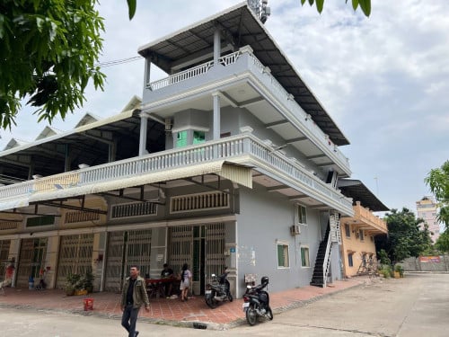ផ្ទះល្វែងកែងដាក់លក់ (ក្រោយបុរីប៉េងហួត60m)