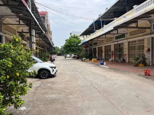 ផ្ទះល្វែងកែងដាក់លក់ (ក្រោយបុរីប៉េងហួត60m)