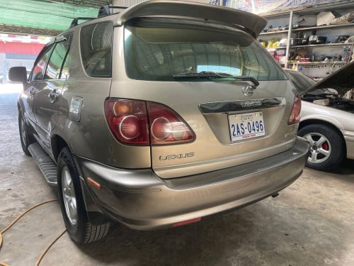 លុចស៊ីសផលិតឆ្នាំ 99 ពណ៌ទឹកមាស