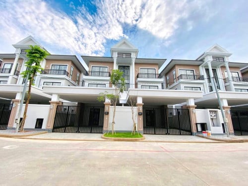 វីឡាភ្លោះAកែងសម្រាប់លក់ នៅក្នុងបុរីប៉េងហួតបឹងស្នោរ