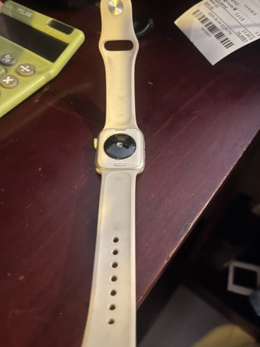 ចំណងជើង: លក់ Apple Watch SE 2 (40mm) មួយទឹក នៅស្អាតល្អ