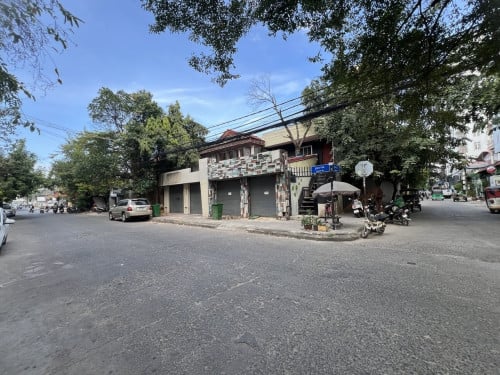 ដីកែងសម្រាប់លក់នៅទួលទំពូង /Corner Land for Sale at Toul Tom Pong