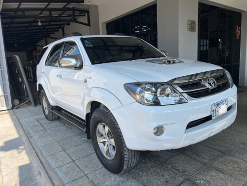 ឡានថ្មីដាច់ Fortuner 2008 ទឹកថ្នាំហ្ស៊ីន95%