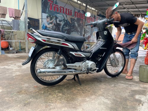 ចង់លក់honda dream 011 មានពន្ធ​ ម៉ូតូជិះធ្វេីការរាល់ថ្ងៃ​ គ្មានបញ្ហាអុីទេ