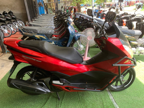 ជិះរដូភ្លៀង​ល្អ​ណាស់​បងប្អូន​ស្រួល​ដាក់​ឥវ៉ាន់​honda  pcx មាន​ពន្ធ​កាតគ្រី​ត្រឹម​ត្រូវ​ 980$​​