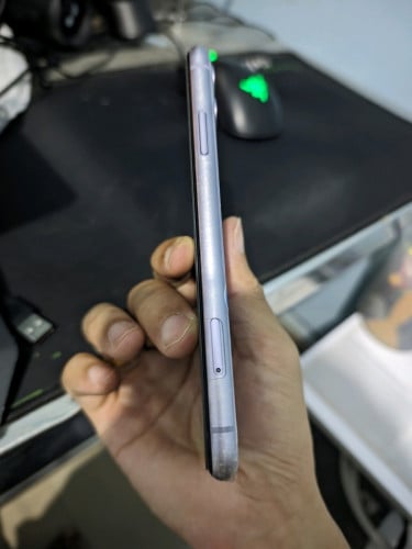 លក់ iPhone 11 128Gb scan តួសឹក និងបែកខ្នងបន្តិចដូចរូប លក់១១០$