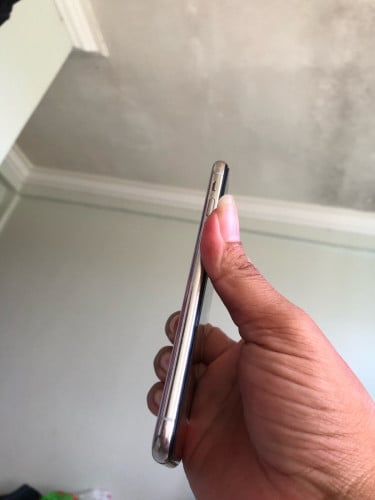 លក់ iphone x សំណុំស៊ីន 256g របស់ប្រើផ្ទាល់អត់ស្គេនថ្មដូរលើអំពែហើយកាន់សាហាវអត់មានចប់អីទាំងអស់