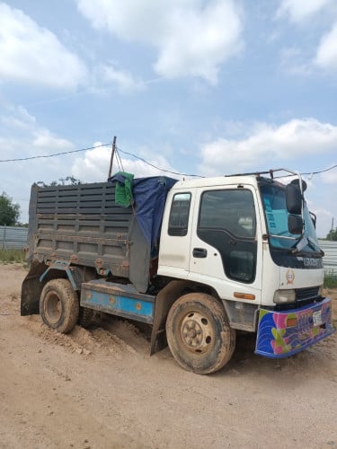 ឡានដឹកដី Isuzu 2002